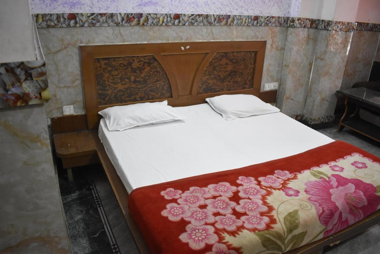 Hotel Shri Hari Palace By Wb Inn Vrindāvan 外观 照片